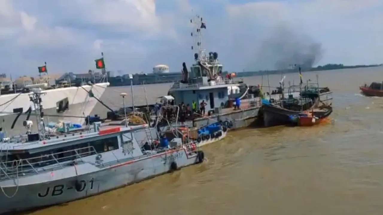 চট্টগ্রাম বন্দরের জাহাজ চলাচলের পথে ৩০ অবৈধ জাল জব্দ
