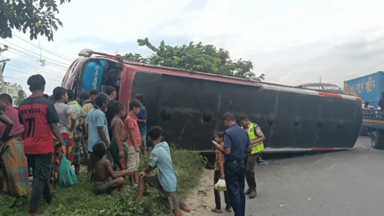 ঢাকা-চট্টগ্রাম মহাসড়কে নিয়ন্ত্রণ হারিয়ে বাস উল্টে আহত ২০