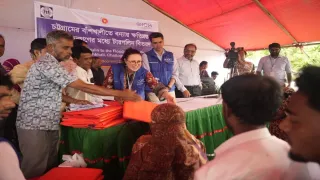 বন্যাকবলিত চট্টগ্রাম-কক্সবাজারে ১ হাজার পরিবারকে আইওএমের জরুরি সহায়তা