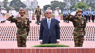 জাতীয় স্মৃতিসৌধে রাষ্ট্রপতি মির্জা ফখরুলের শ্রদ্ধা